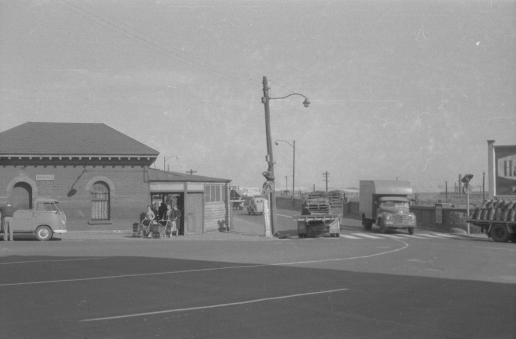 35A-11f Image of the railway bridge at North Melbourne station