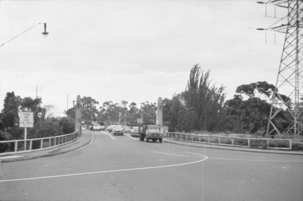 35A-13g Image of MacRobertson bridge in Toorak