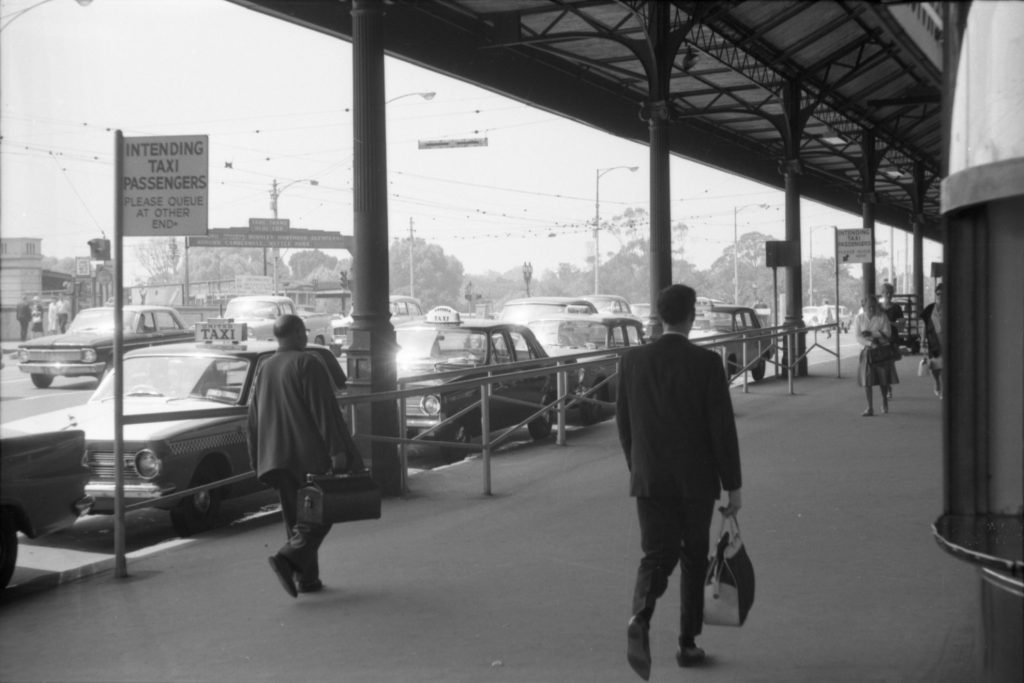 35A-14a Image of the taxi rank outside Flinders Street Station