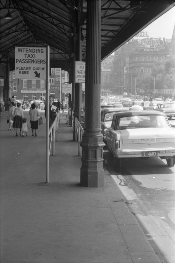 35A-14b Image of the taxi rank outside Flinders Street Station