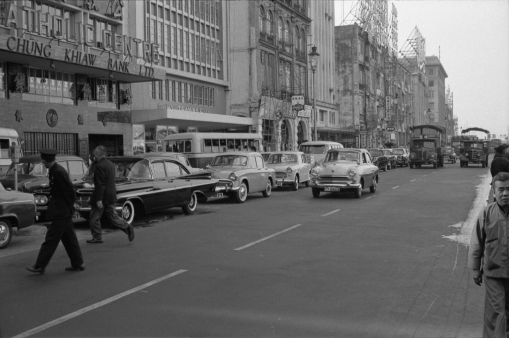 35A-15b Image showing parking in the centre of a road in Hong Kong