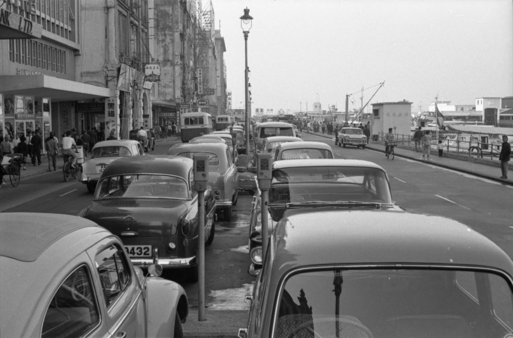 35A-15c Image showing parking in the centre of a road in Hong Kong