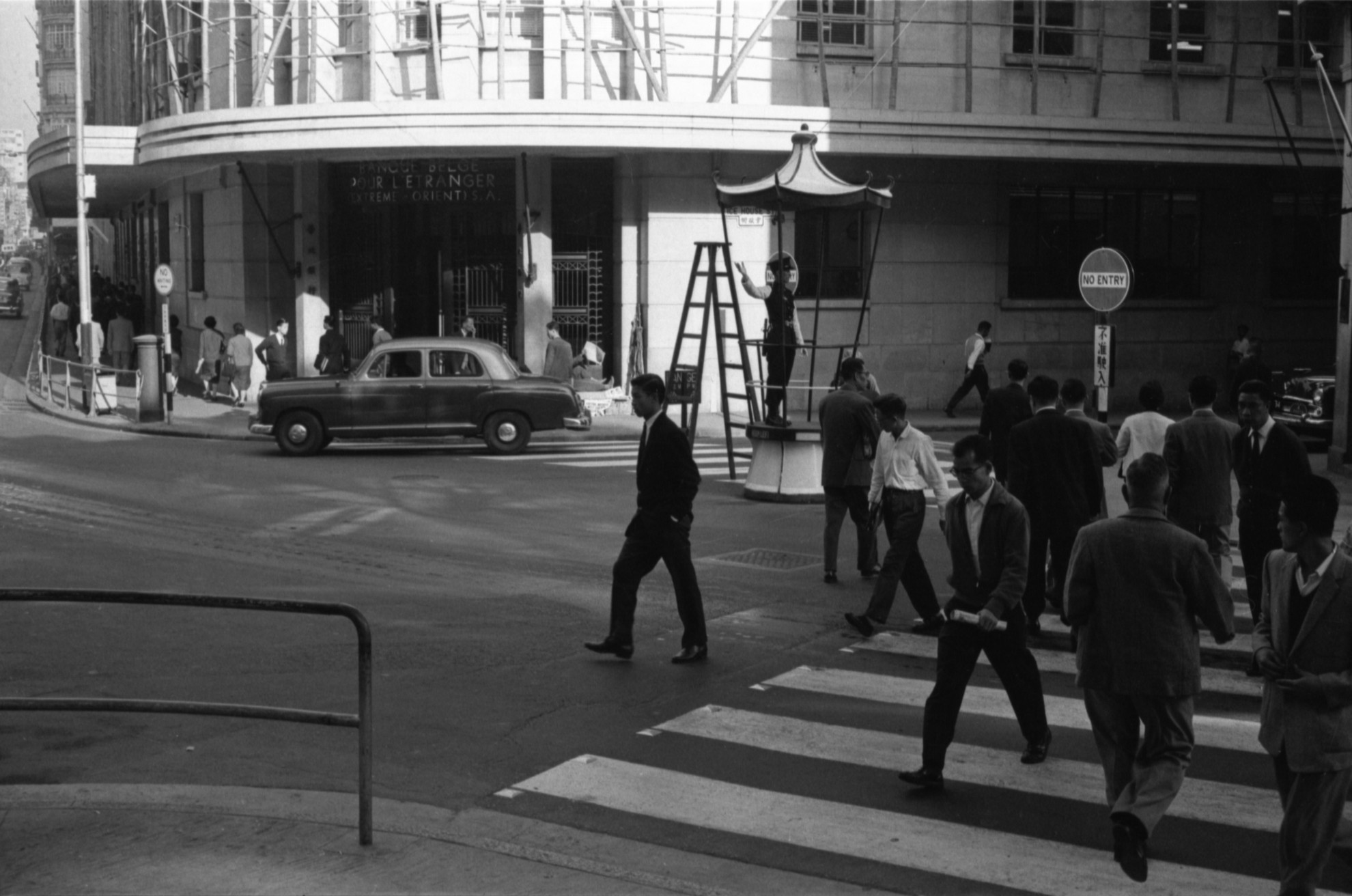 35A-17a Image of pedestrian crossings and a traffic controller in Hong ...