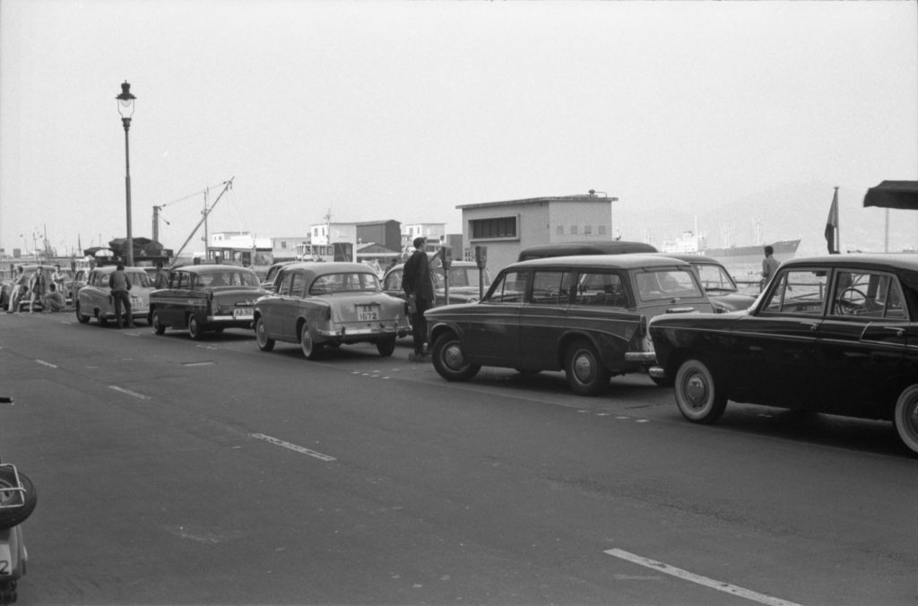 35A-19a Image showing parking in the centre of a road in Hong Kong