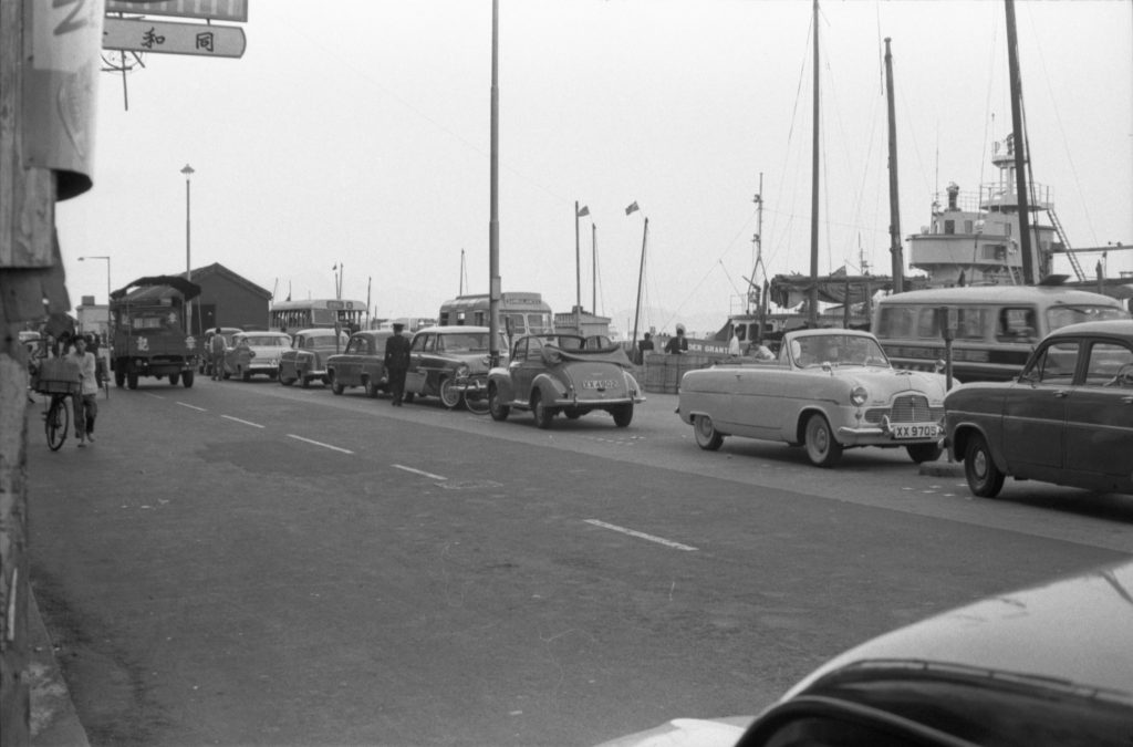 35A-19d Image showing parking in the centre of a road in Hong Kong