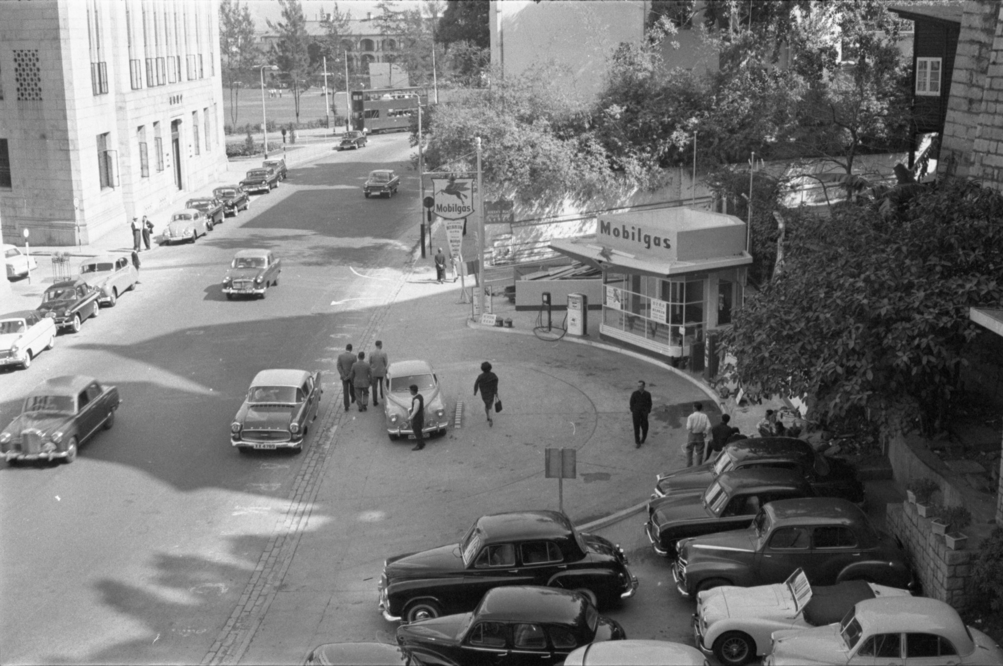 35a-27c-image-showing-an-aerial-view-of-a-road-parked-cars-and-a