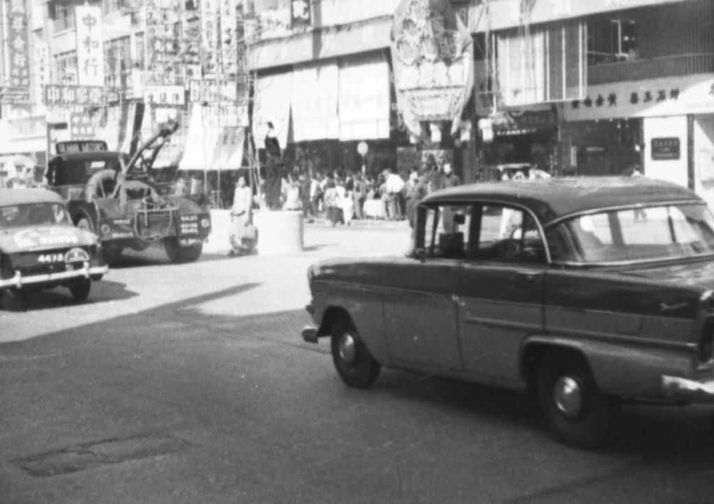 35A-30q Image of a street in Hong Kong, with a tow truck and median barrier visible