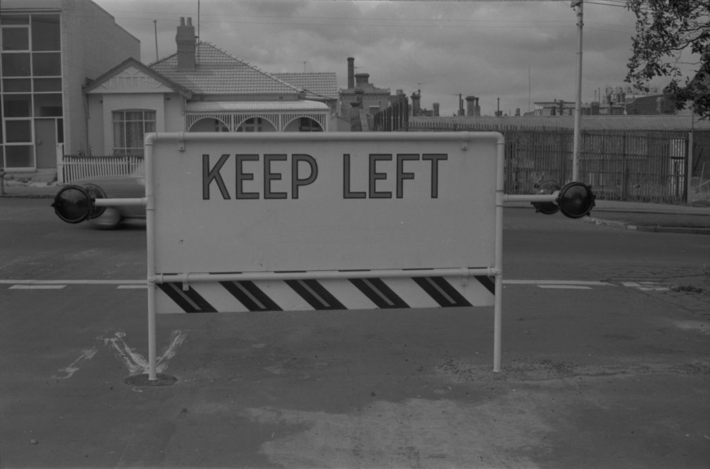 35A-36c Image of a “keep left” sign