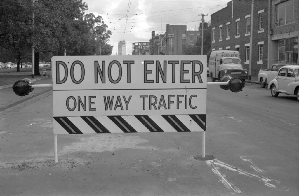 35A-36d Image of a sign marked “Do not enter” / “One way traffic” on Wellington Parade, East Melbourne