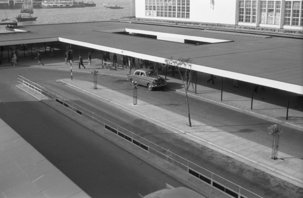 35A-42c Image showing a traffic island, median barrier and sheltered pedestrian area in Hong Kong