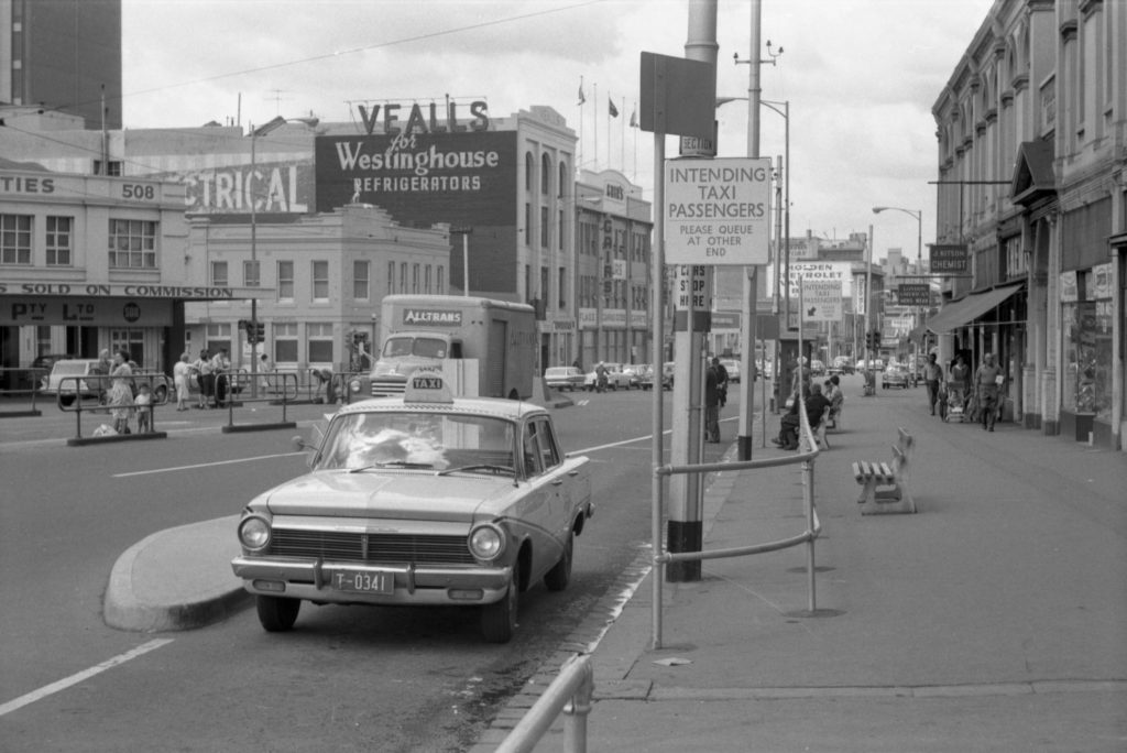 35A-46b Image of a taxi rank on Elizabeth Street, outside the Queen Victoria Market