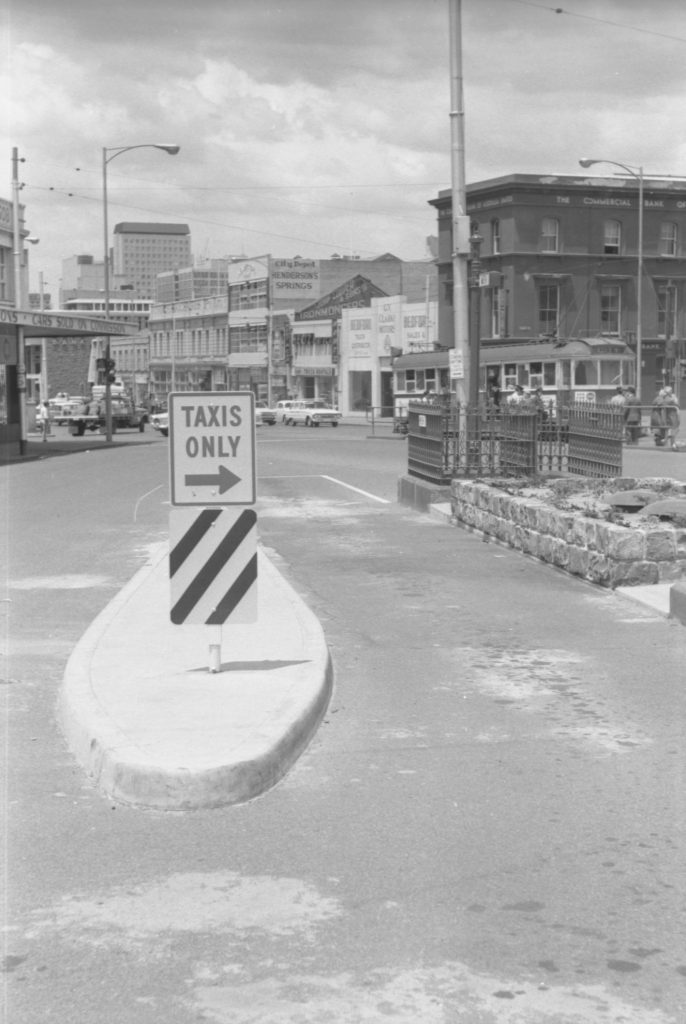 35A-46d Image of a taxi lane next to a public bathroom on Elizabeth Street