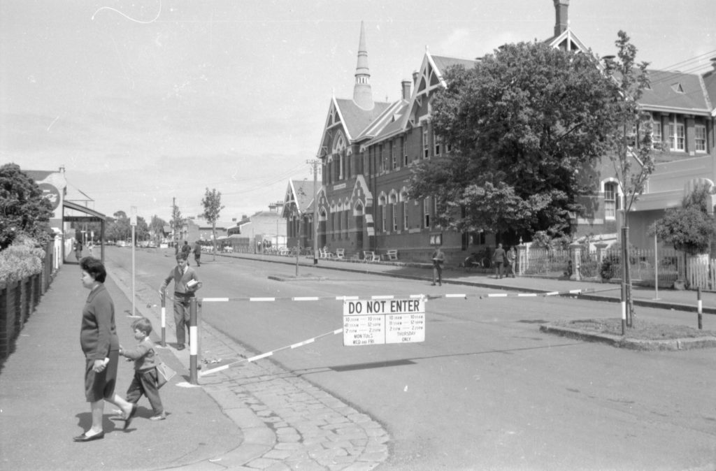 35A-48d Image of a boom gate with a “do not enter” sign, located near a school