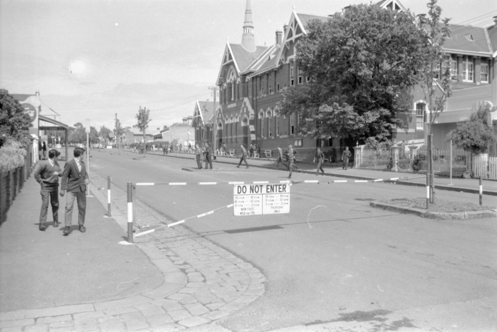 35A-49a Image of a boom gate with a “do not enter” sign, located near a school