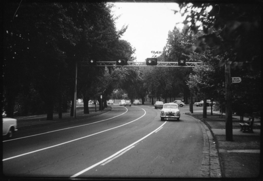 35A-53c Image showing reversible lanes on Alexandra Avenue, South Yarra