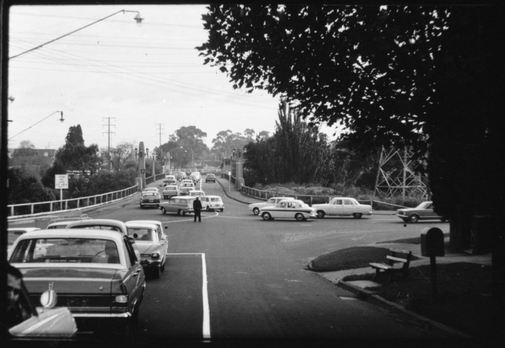 35A-53d Image of the intersection at Grange Road and St Georges Road in Toorak, with MacRobertson bridge visible ahead