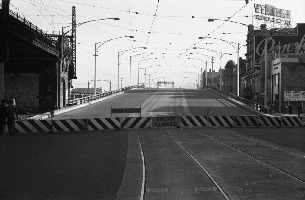 35A-67c Image of barriers at the Flinders Street overpass