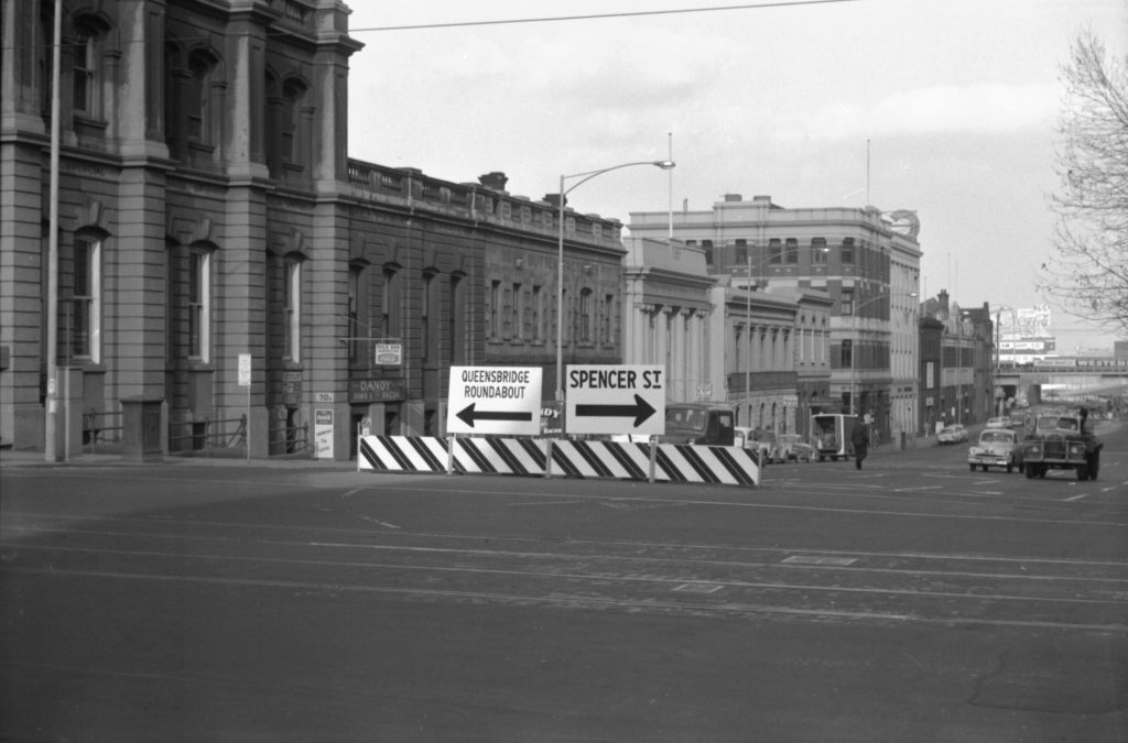 35A-75c Image showing signs for Queensbridge Roundabout and Spencer Street