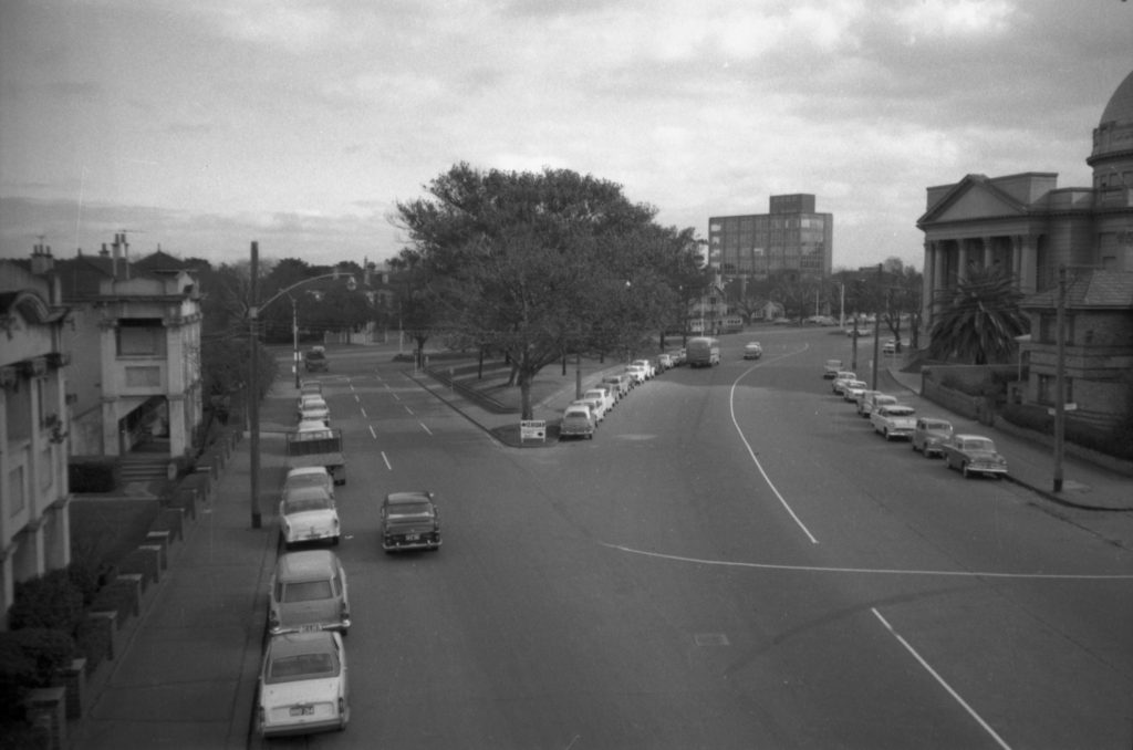 35A-78a Image showing a forked road at Toorak Road and Toorak Road West