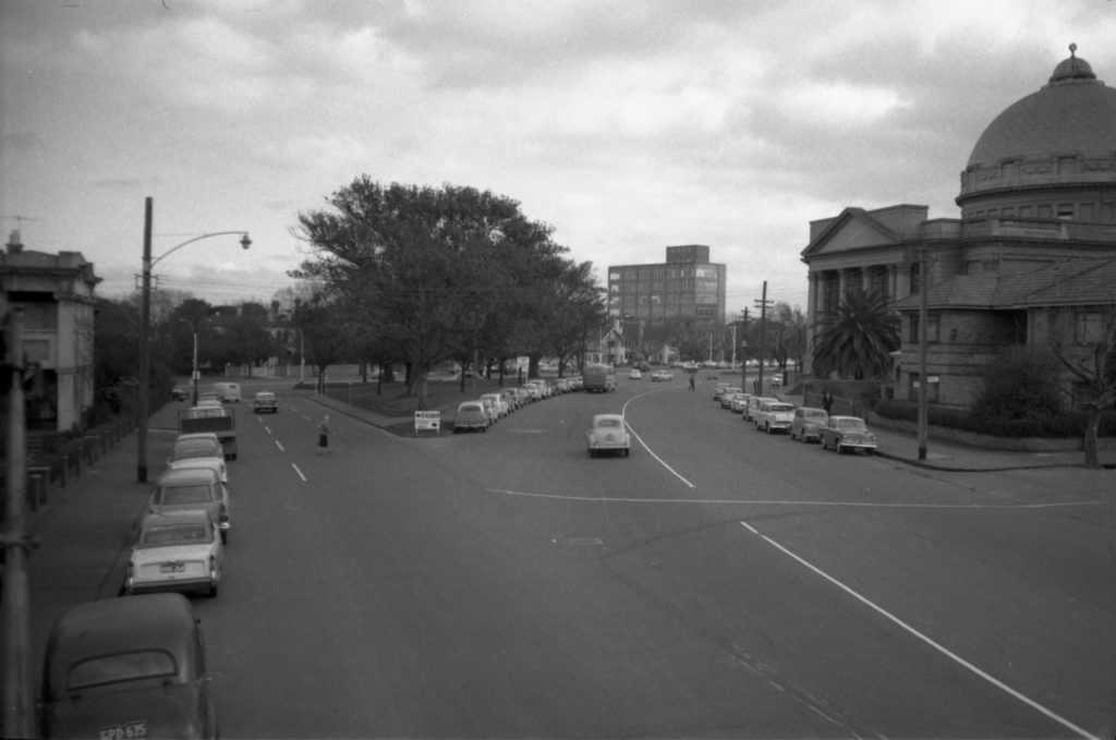 35A-78b Image showing a forked road at Toorak Road and Toorak Road West