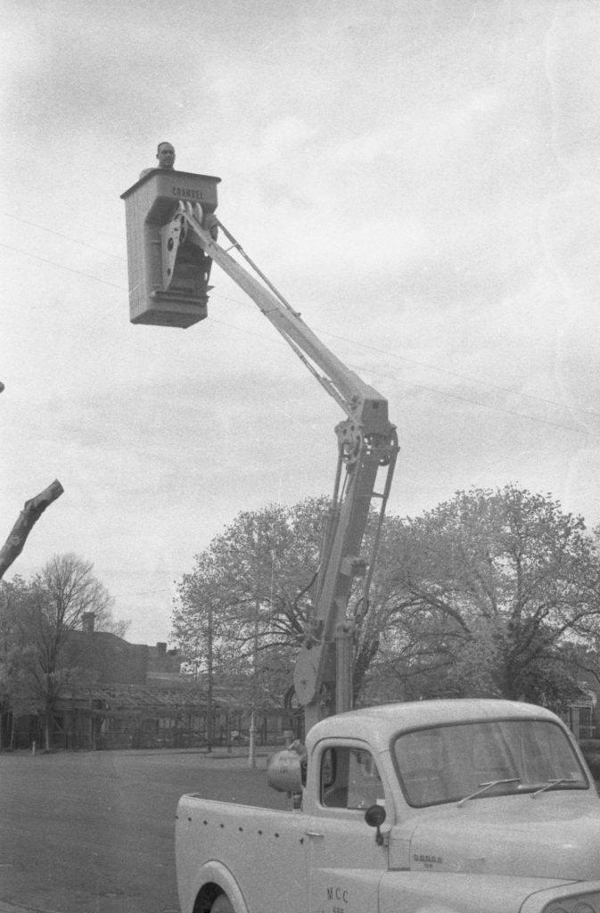 35A-80d Image of an aerial work platform in use