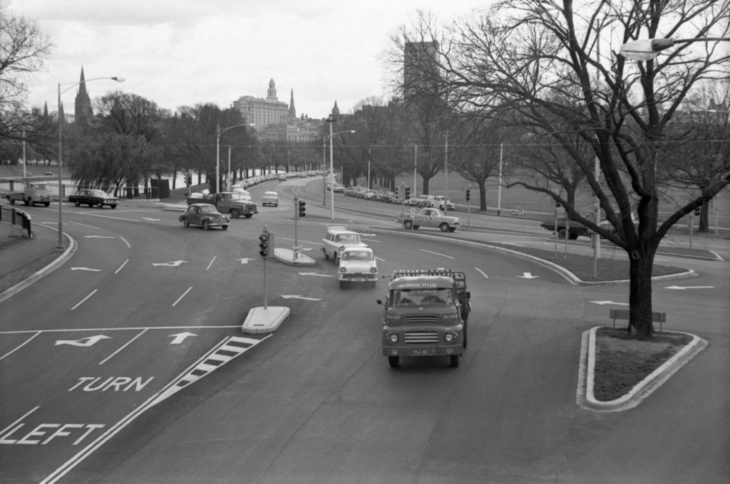 35A-81c Image of the intersection of Batman Avenue and Olympic Boulevard, at Swan Street bridge