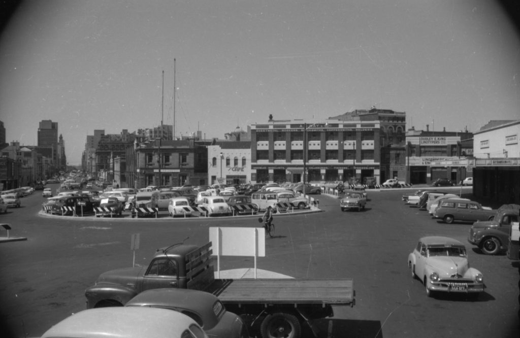 35A-83a Image of a car park, looking south along Queen Street from Franklin Street