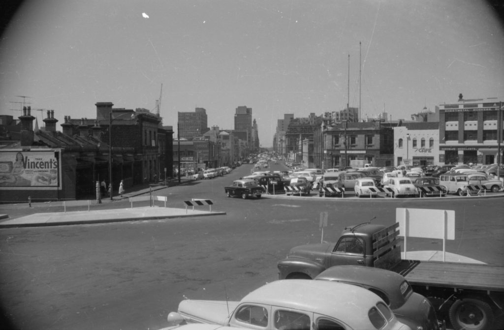 35A-83c Image of a car park, looking south along Queen Street from Franklin Street