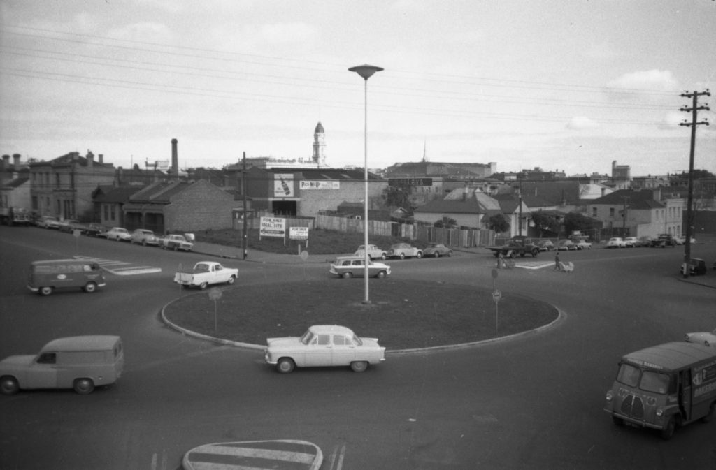 35A-84b Image showing a roundabout in use