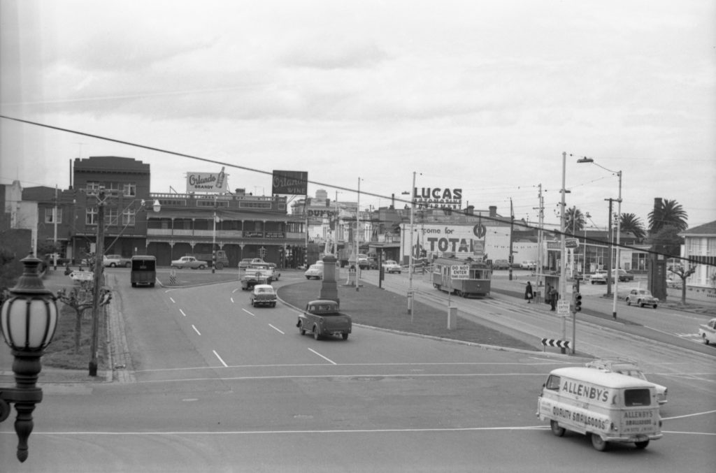 35A-86a Image of the tram stop and intersection on Sydney Road, between Park Street and Brunswick Road