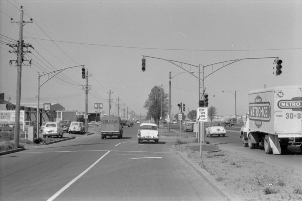 35A-90a Image of traffic lights in an industrial area