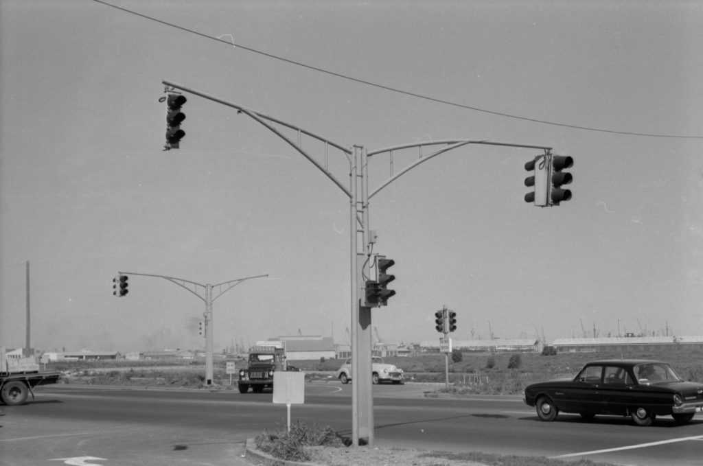 35A-90b Image of traffic lights in an industrial area