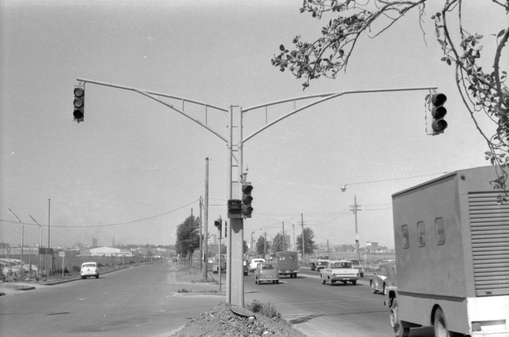 35A-90d Image of traffic lights in an industrial area