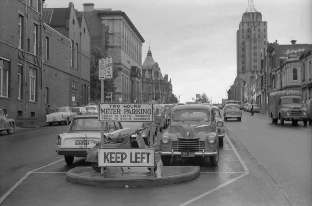 35A-99b Image of a parking sign and “keep left” sign on Russell Street facing north to La Trobe Street