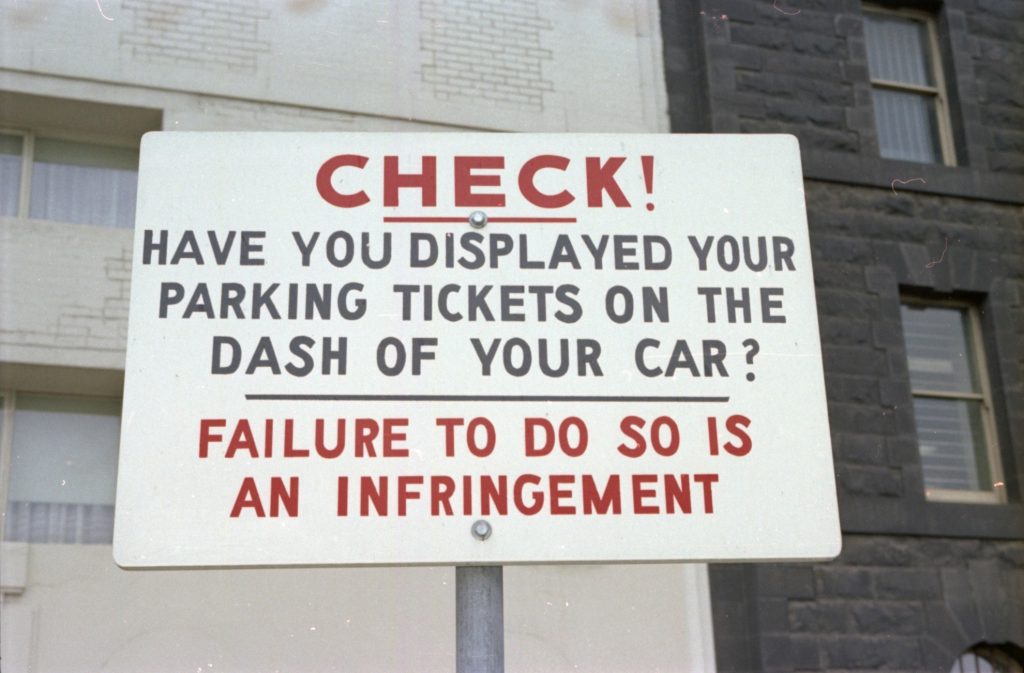 35B-4d Image of a sign about displaying parking tickets