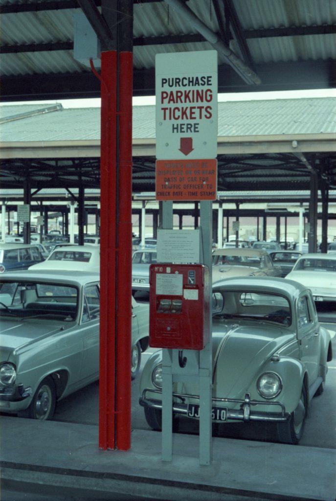 35B-5c Image of a parking ticket machine and sign