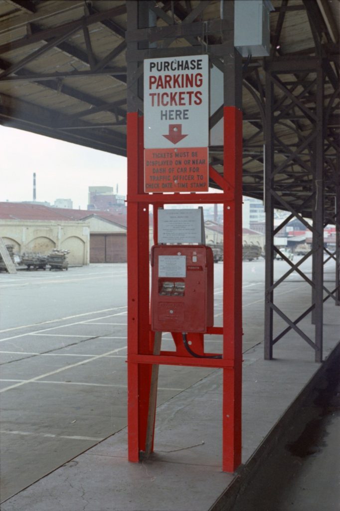 35B-9c Image of a parking ticket machine and sign