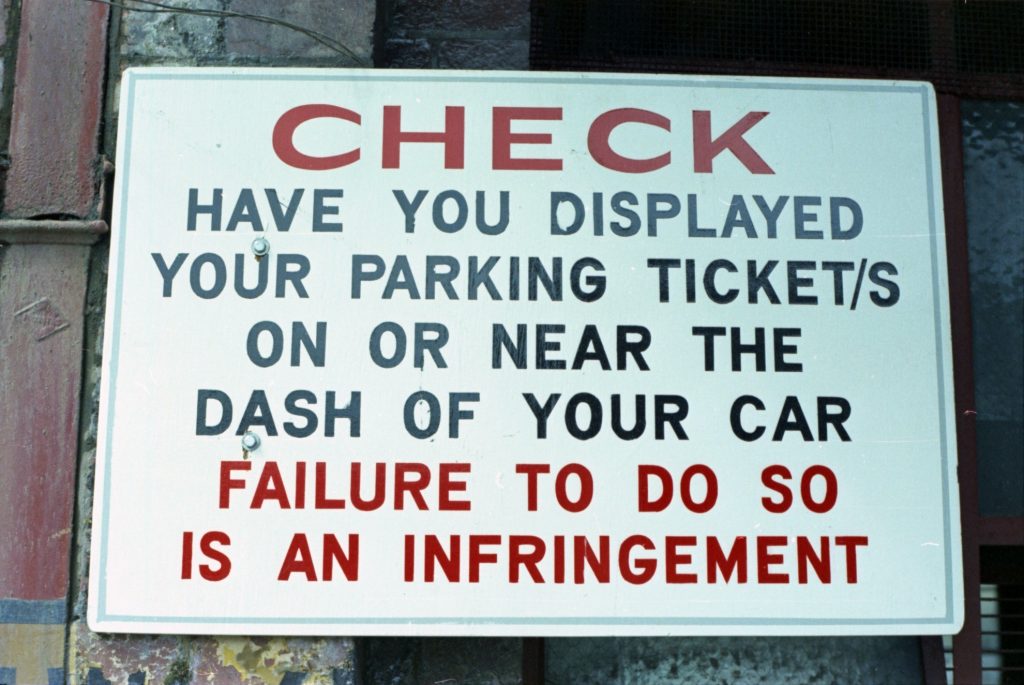 35B-10c Image of a sign about displaying parking tickets