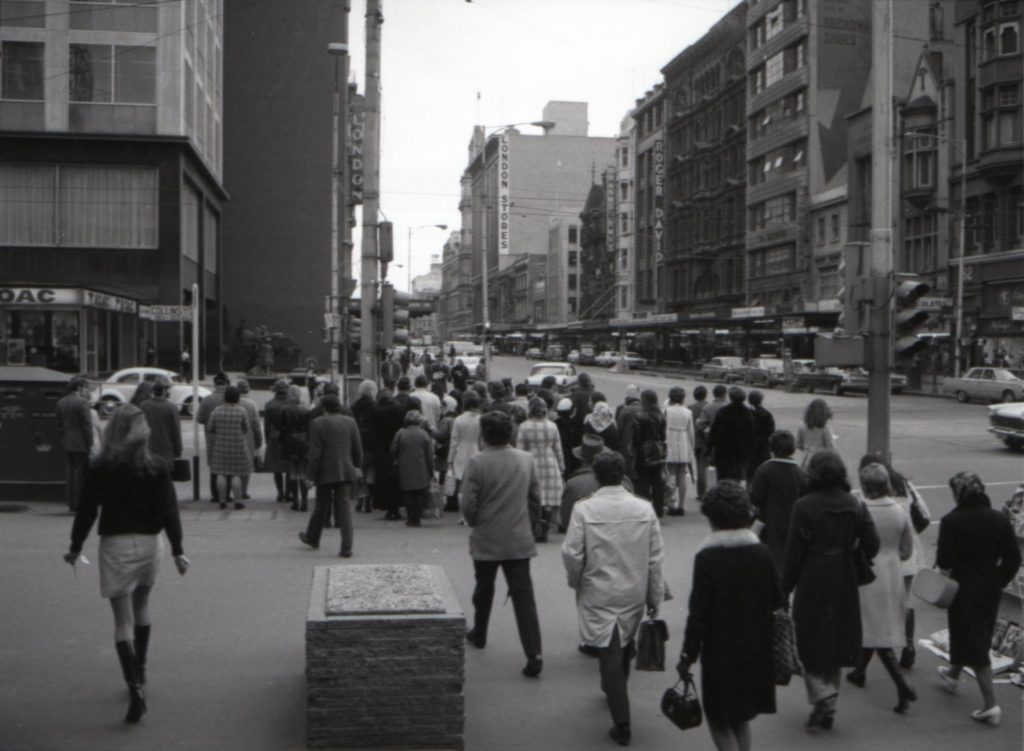 35B-14b Image of pedestrians crossing at Elizabeth Street and Collins Street