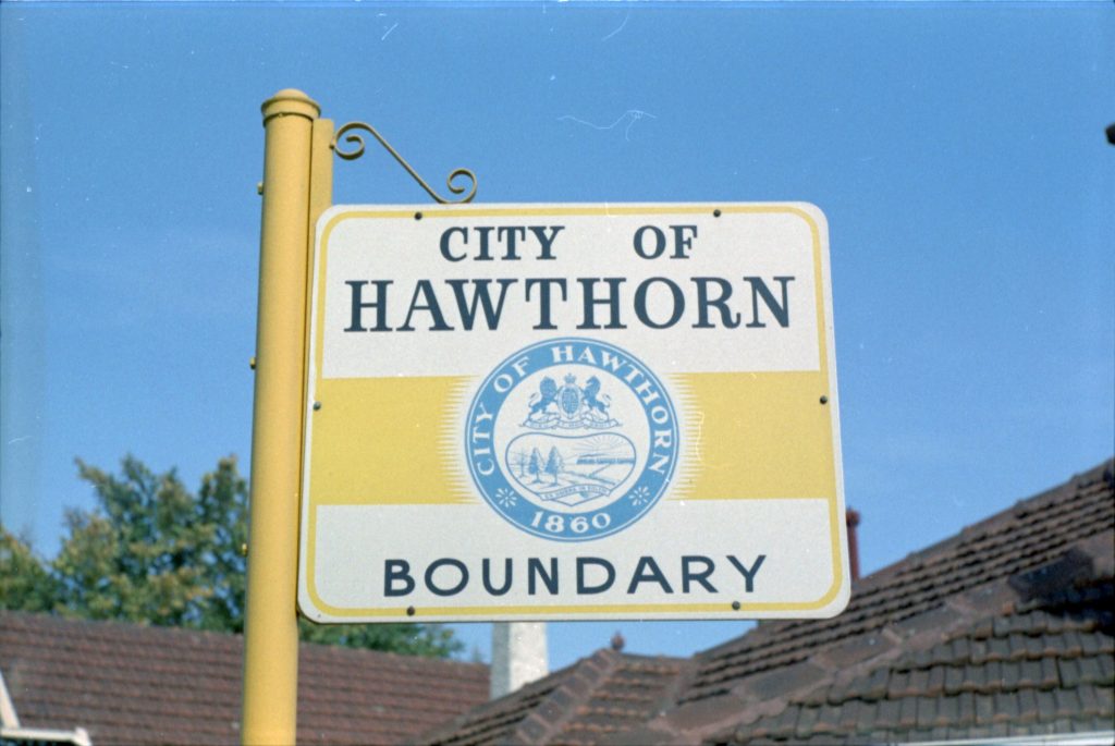 35B-33a Image of a boundary sign with the City of Hawthorn emblem