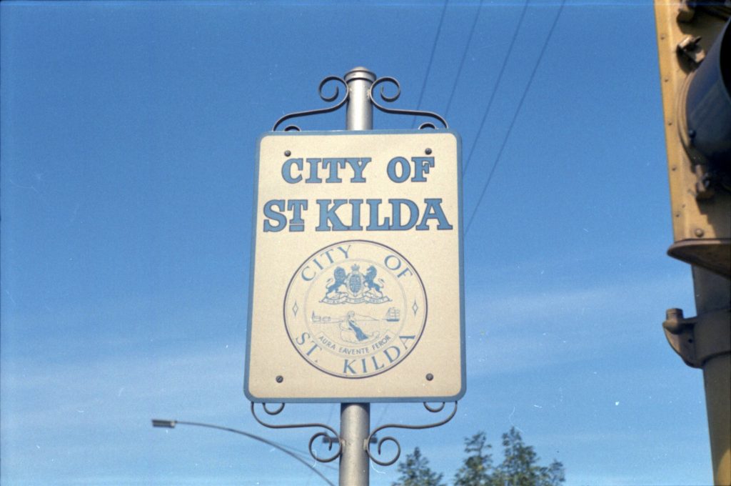 35B-33c Image of a sign with the City of St Kilda emblem