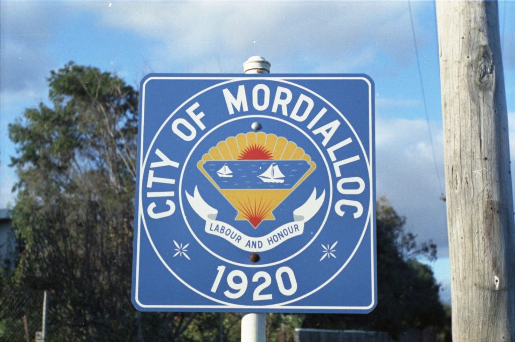 35B-33f Image of a sign with the City of Mordialloc emblem