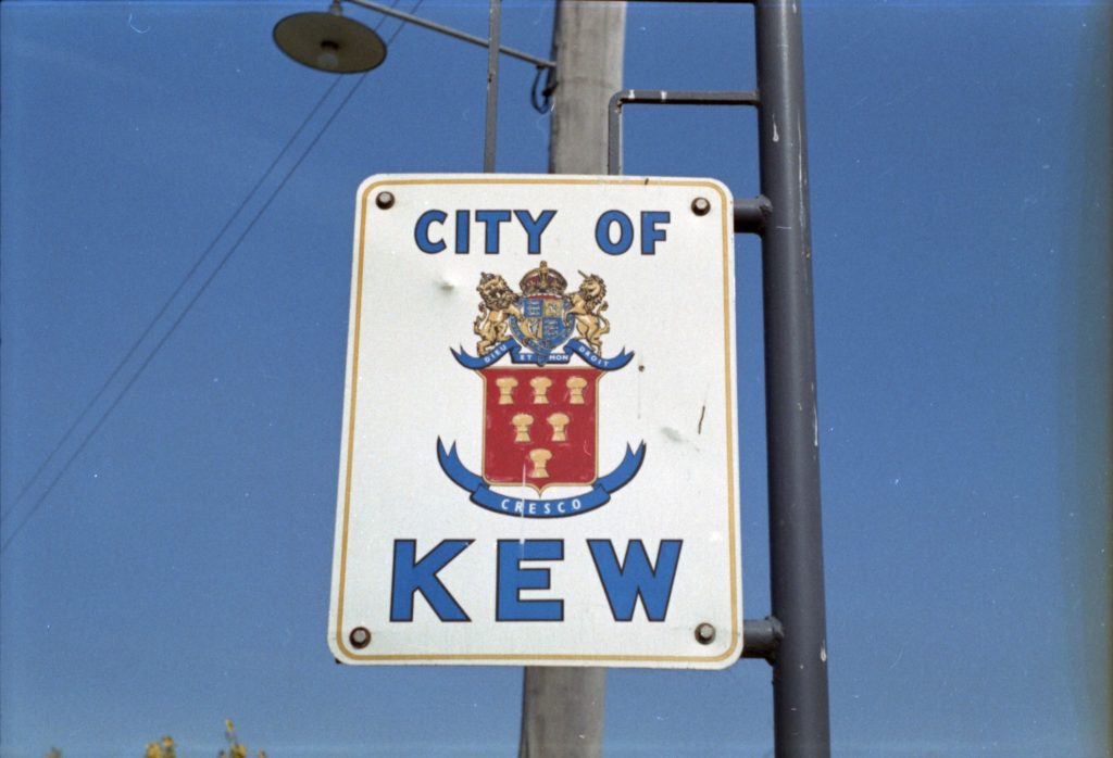 35B-34d Image of a sign with the City of Kew emblem