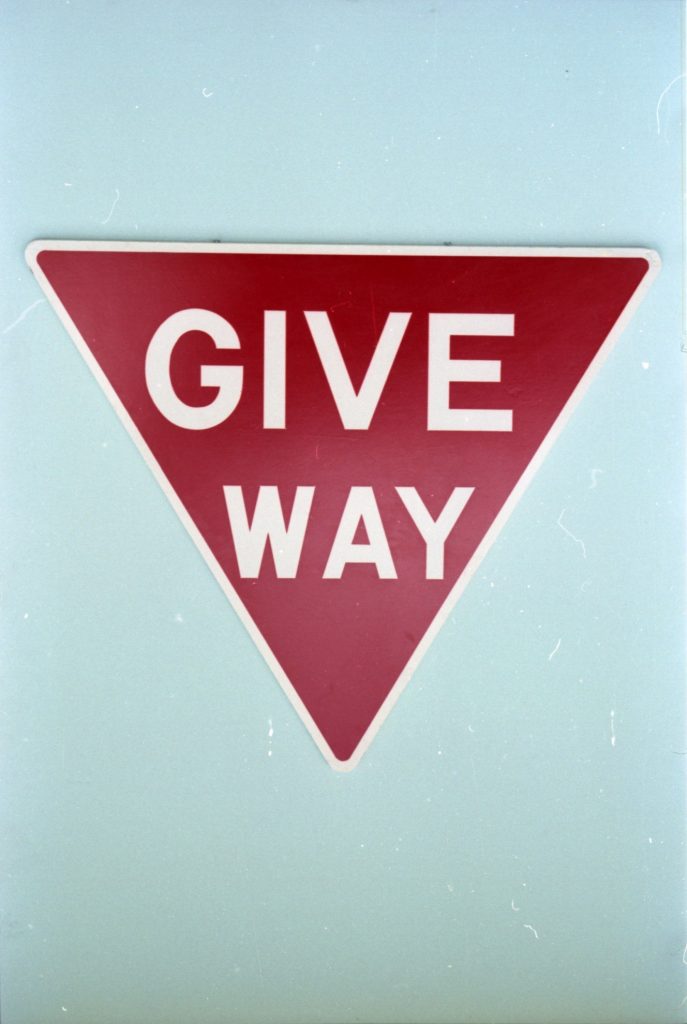 35B-52b Image of a give way sign