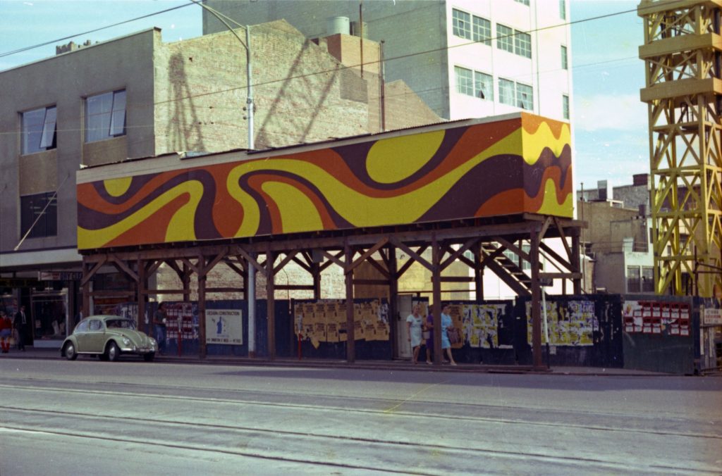 35B-62c Image of hoardings on Swanston Street