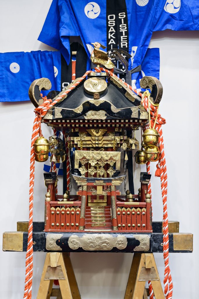 Model, Mikoshi temple