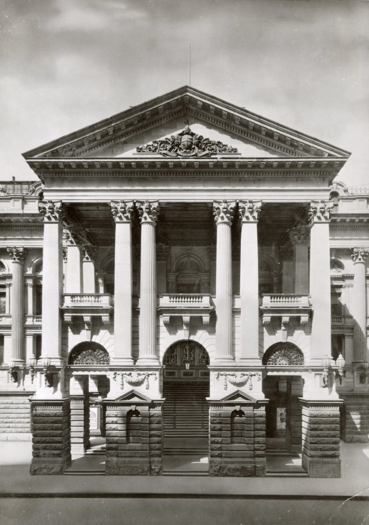 Image of the facade of Melbourne Town Hall, taken from Swanston Street