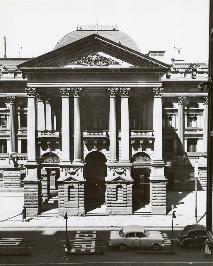 Image of the facade of Melbourne Town Hall, taken from Swanston Street