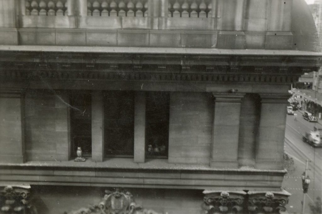 Image of a corner of Melbourne Town Hall