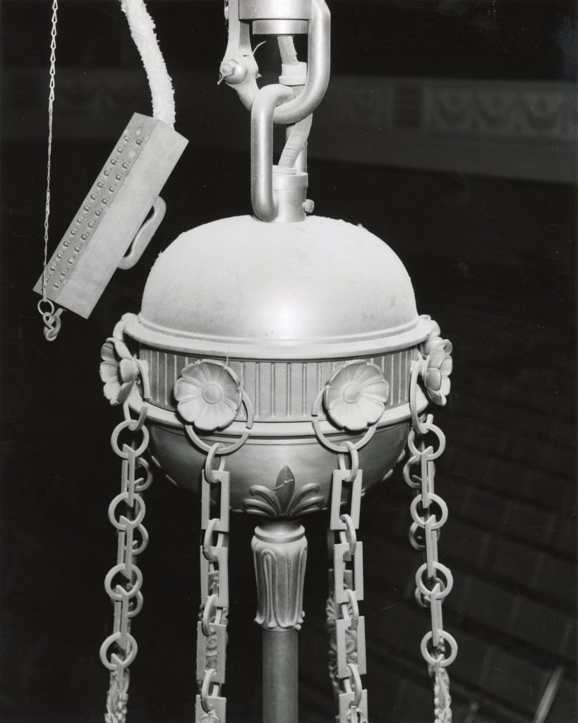 Image of a chandelier in Melbourne Town Hall